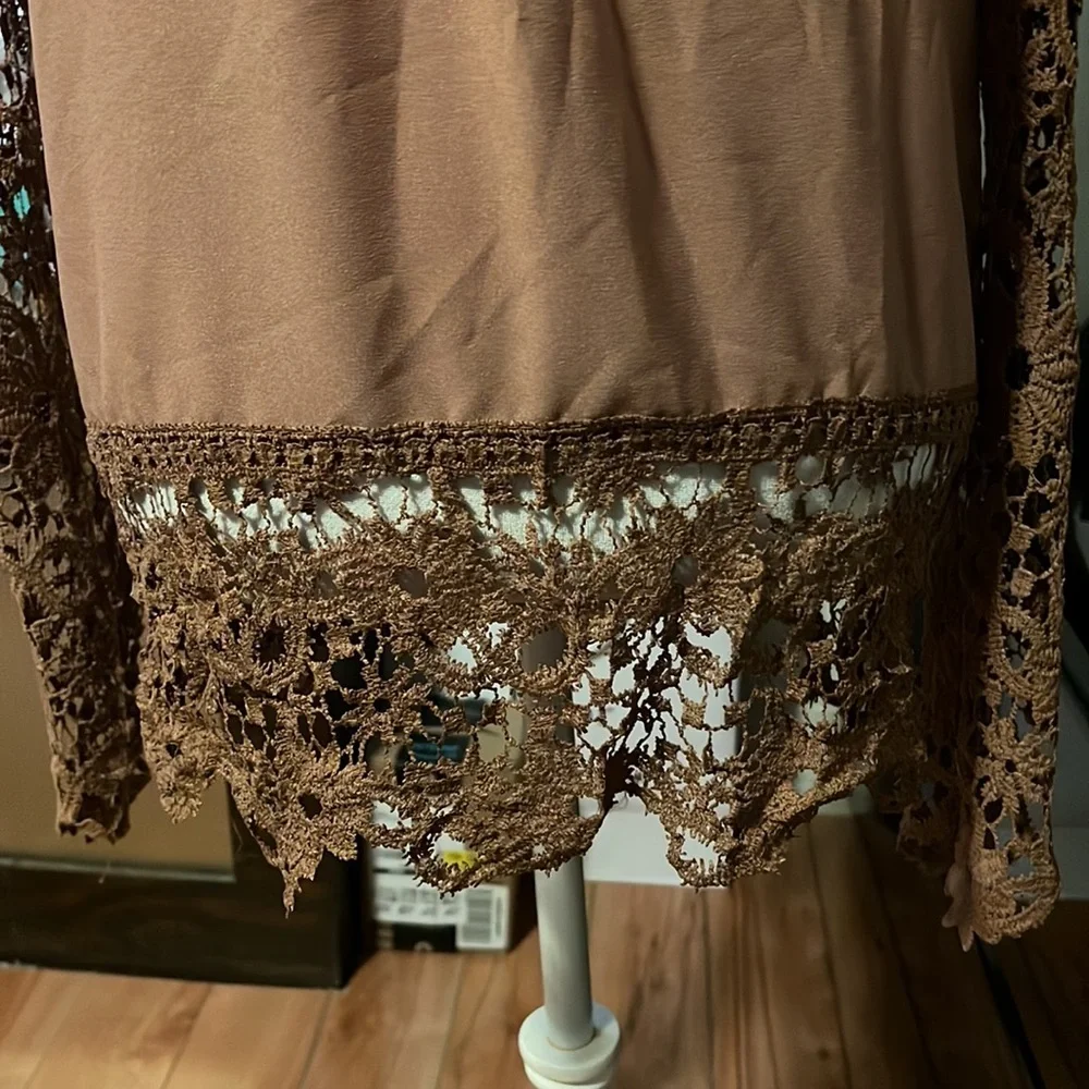 🆑FINAL PRICE‼️ Tan/brown lightweight blouse with lace sleeves and lace trim